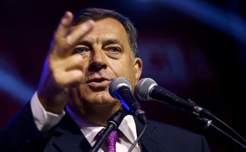 © Reuters. Milorad Dodik, President of Republika Srpska, speaks after the results of a referendum over a disputed national holiday during an election rally in Pale