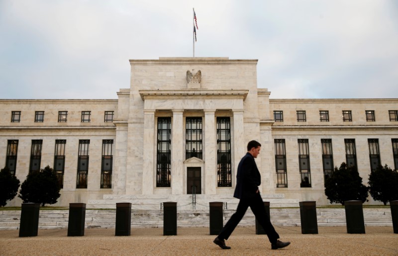 © Reuters. A man walks past the Federal Reserve Bank in Washington DC