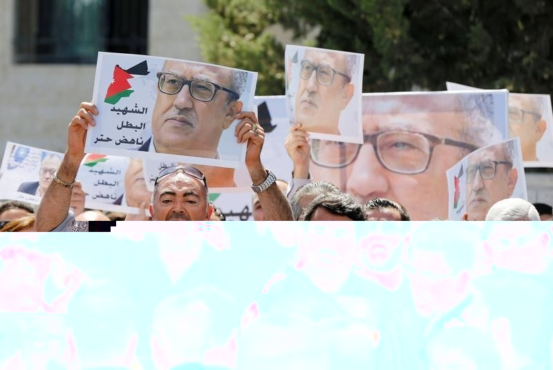 © Reuters. أردنيون يحتجون على اغتيال كاتب ويطالبون باستقالة الحكومة