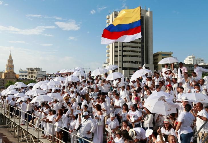 © Reuters. Povo se reúne para assinatura de acordo entre Colômbia e Farc em Cartagena