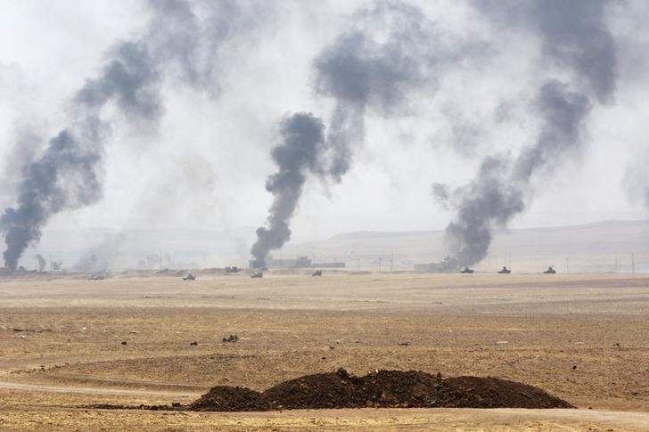 © Reuters. Fumaça é vista após embates entre forças iraquianas e militantes do Estado Islâmico no sudeste de Mosul, no Iraque