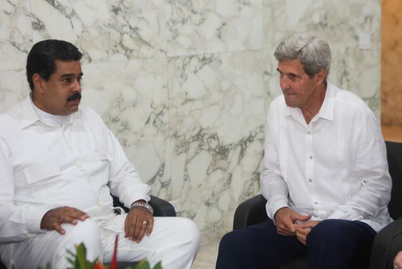 © Reuters. Venezuela's President Nicolas Maduro and U.S. Secretary of State John Kerry talk during their meeting in Cartagena