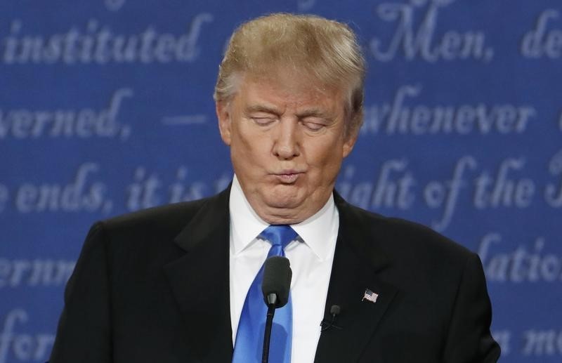 © Reuters. Republican U.S. presidential nominee Donald Trump reacts during first presidential debate at Hofstra University in Hempstead