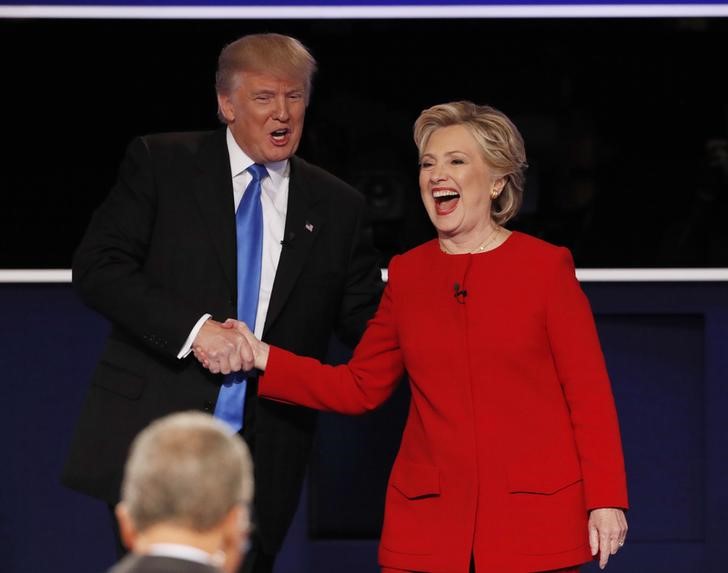 © Reuters. Clinton y Trump chocan por temas de raza y experiencia en debate presidencial EEUU