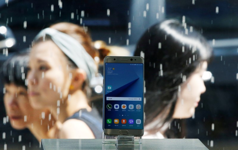 © Reuters. A Samsung Electronics' Galaxy Note 7 new smartphone is displayed at its store in Seoul