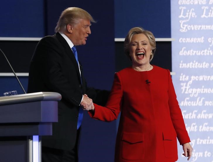 © Reuters. Donald Trump e Hillary Clinton alla fine del primo dibattito presidenziale Usa di questa notte