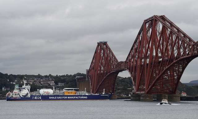 © Reuters. The tanker carrying the first shipment of U.S. shale gas reverses under the Forth Bridge as it travels to dock at Grangemouth in Scotland