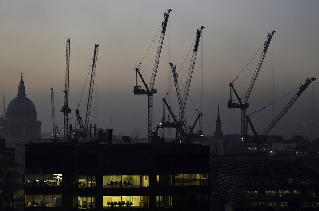 © Reuters. Offices and construction cranes are seen on the skyline in London