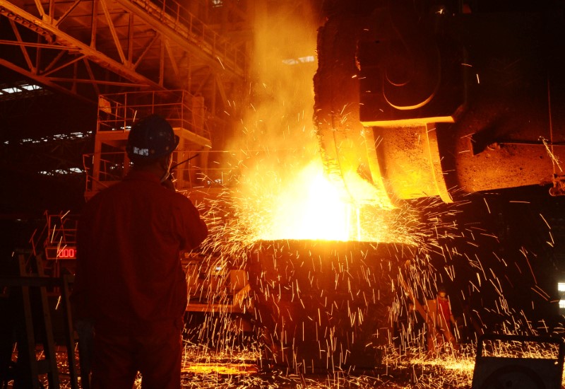 © Reuters. An employee works at a steel factory in Dalian