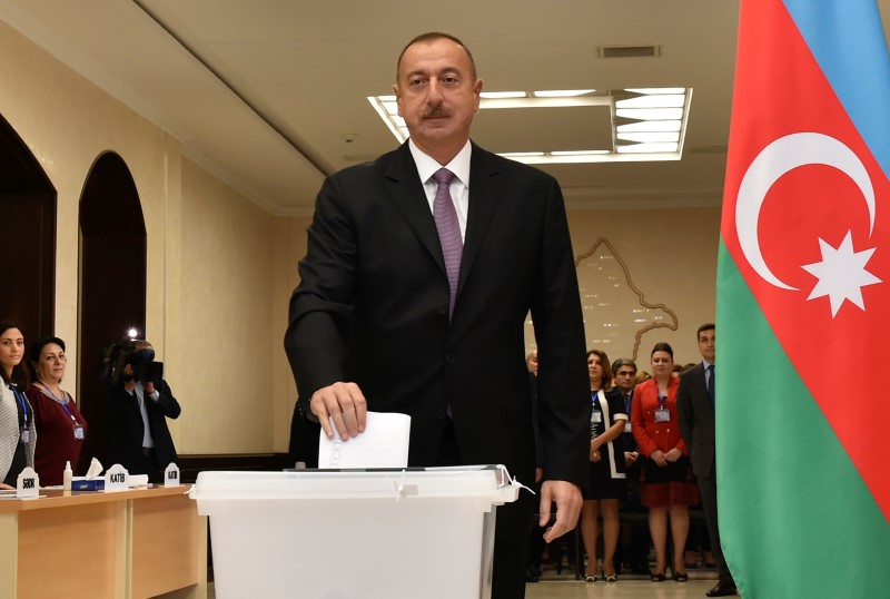 © Reuters. Azerbaijan's President Aliyev casts his vote during referendum in Baku