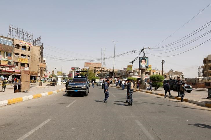 © Reuters. الشرطة ومسعفون: مقتل ما لا يقل عن 17 في ثلاثة تفجيرات ببغداد