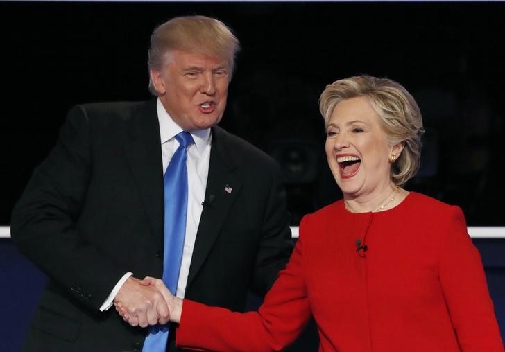 © Reuters. Hillary Clinton e Donald Trump no final do primeiro debate dos candidatos à Presidência dos EUA