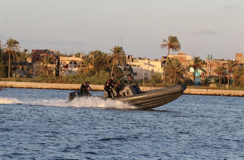 © Reuters. مصادر بالإسعاف: انتشال 8 جثث أخرى من غرقى قارب هجرة غير شرعية بمصر