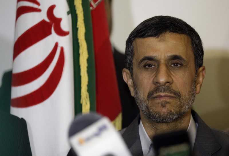 © Reuters. Iran's President Mahmoud Ahmadinejad visits Imam Ali shrine in Najaf