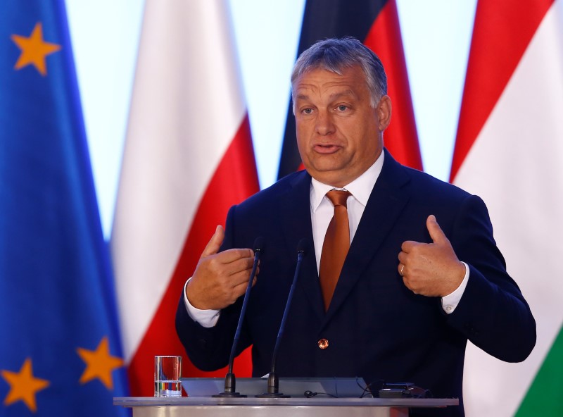 © Reuters. Hungary's Prime Minister Orban speaks during a news conference in Warsaw