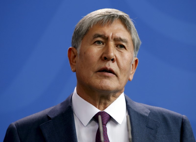 © Reuters. Kyrgyzstan's President Almazbek Atambayev addresses a news conference in Berlin