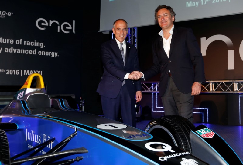 © Reuters. Francesco Starace (L), CEO and general manager of Enel Group, shakes hand with Alejandro Agag (R), Formula E CEO, during a news conference to present their partnership at the MAXXI National Museum  in Rome, Italy