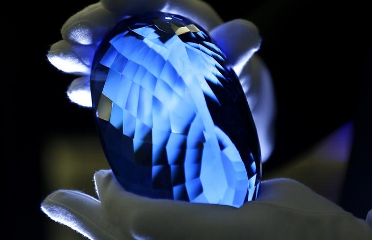 © Reuters. عرض حجر من التوباز الأزرق في بريطانيا هو الأكبر من نوعه