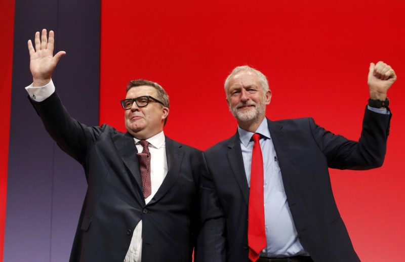 © Reuters. Jeremy Corbyn (R), Britain's opposition Labour Party leader, joins deputy leader Tom Watson on stage after his speech during the third day of the Labour Party conference in Liverpool