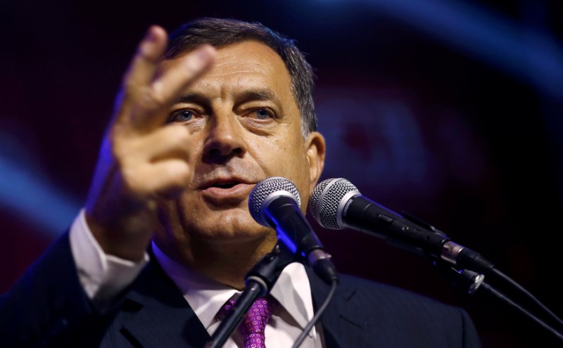 © Reuters. Milorad Dodik, President of Republika Srpska, speaks after the results of a referendum over a disputed national holiday during an election rally in Pale