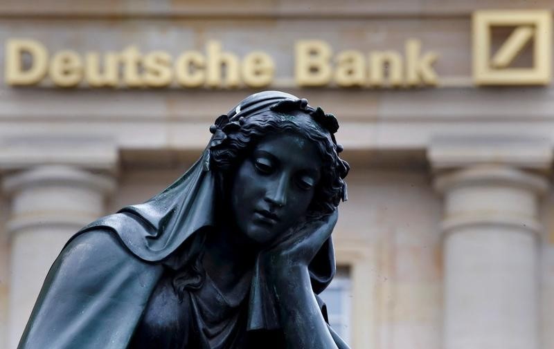 © Reuters. Cancelan una emisión de bonos por dudas sobre la banca alemana; acciones caen