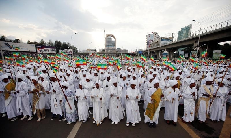 © Reuters. الإثيوبيون يحتفون بذكرى العثور على الصليب الأصلي