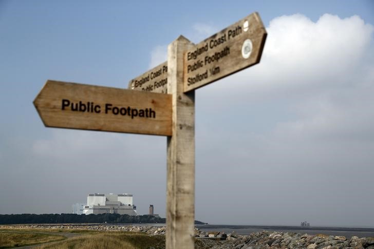 © Reuters. Hinkley Point A and B nuclear power stations are seen near Bridgwater in Britain