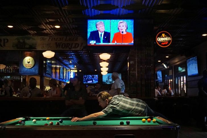 © Reuters. Bar em San Diego com TV ligada em debate entre Hillary e Trump