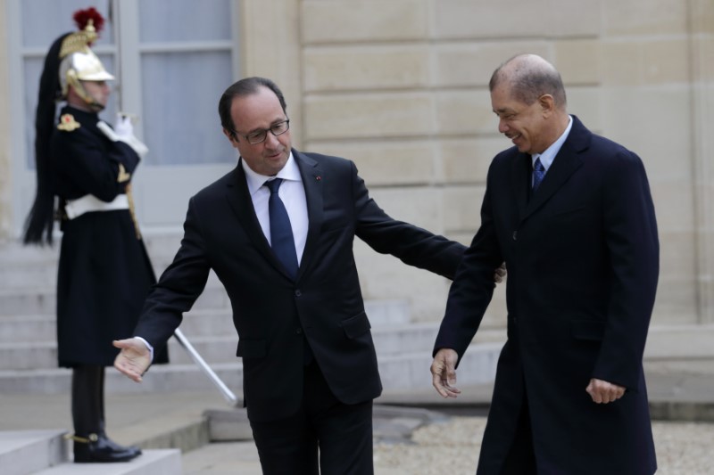 © Reuters. French President Francois Hollande welcomes Seychelles' President James Alix Michel as he arrives at the Elysee Palace in Paris