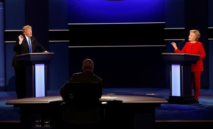 © Reuters. Trump e Hillary Clinton durante debate em Hempstead