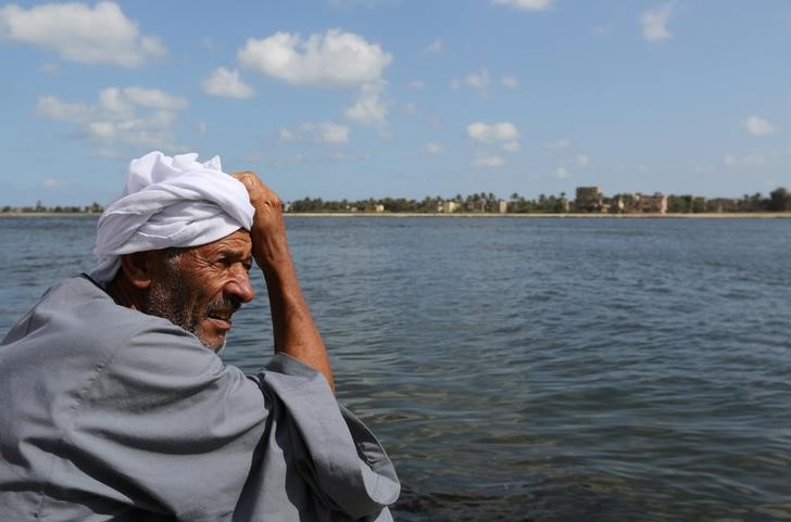 © Reuters. Parente de uma pessoa desaparecida no naufrágio de um barco no Mar Mediterrâneo é fotografado em Al-Beheira, no Egito