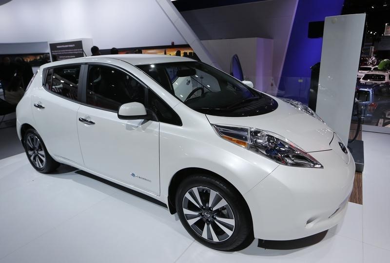 © Reuters. A Nissan Leaf electric car is displayed at the North American International Auto Show in Detroit