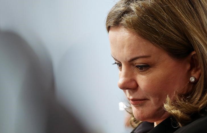 © Reuters. Senadora Gleisi Hoffmann (PT-PR) durante sessão em comitê do Senado sobre  impeachment da ex-presidente Dilma Rousseff