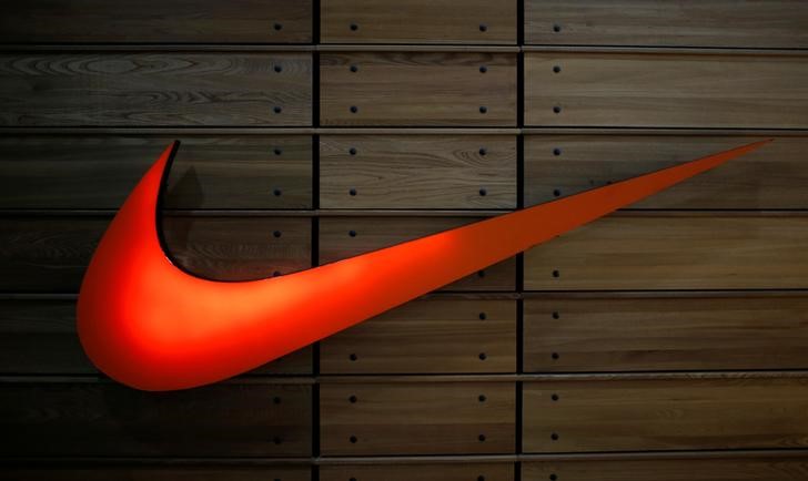 © Reuters. Logo of Nike sportswear maker at company's store at Tbilisi Mall in Tbilisi