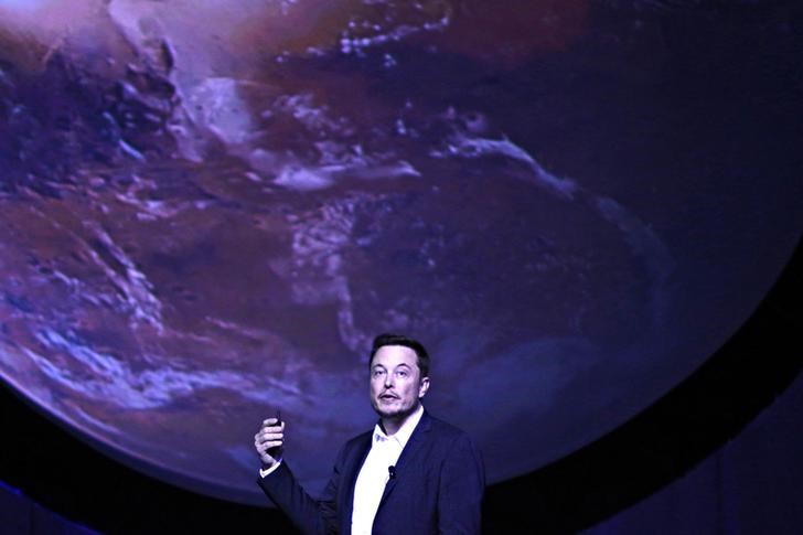 © Reuters. إيلون ماسك يحدد خططا لإرسال البشر إلى المريخ