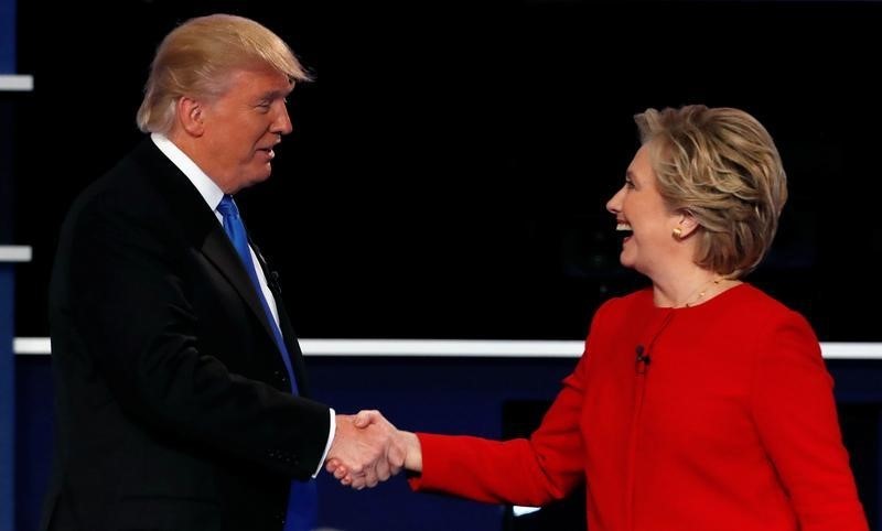 © Reuters. Donald Trump cumprimenta Hillary Clinton ao final de debate