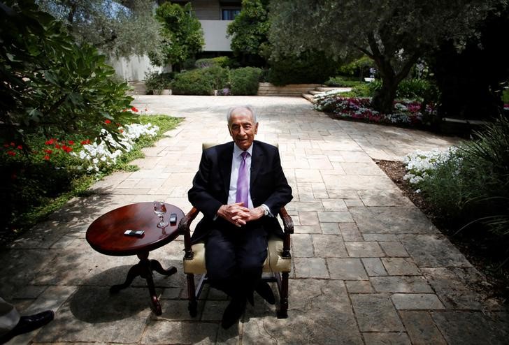 © Reuters. File photo of Israel's President Shimon Peres speaking during an interview with Reuters at his residence in Jerusalem