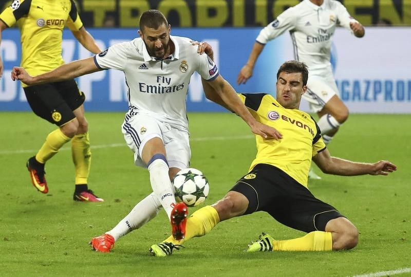© Reuters. Real Madrid empata ante el Dortmund en Champions, Sevilla gana 1-0 al Lyon