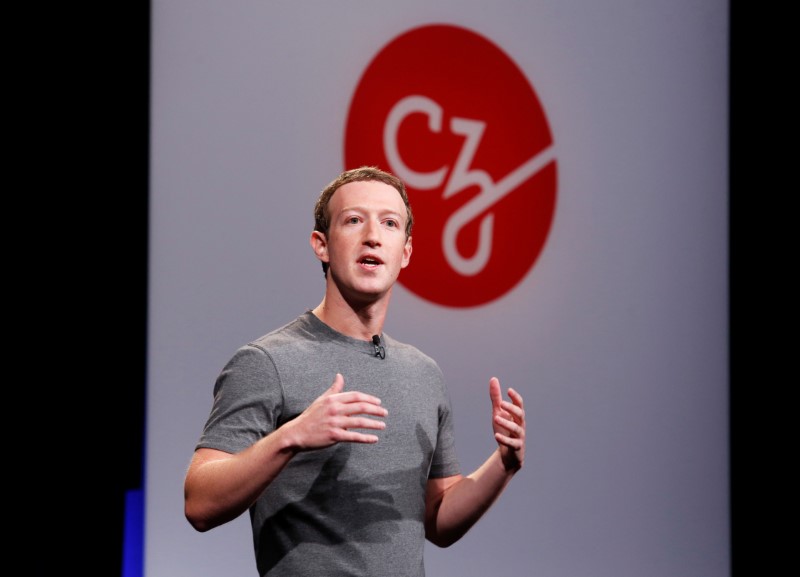 © Reuters. Mark Zuckerberg announces the Chan Zuckerberg Initiative to cure all diseases by the end of the century during a news conference at UCSF Mission Bay in San Francisco, California