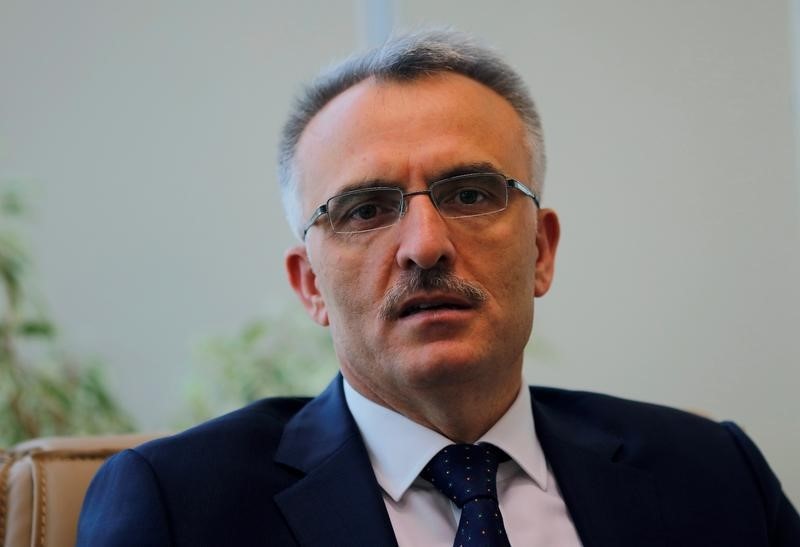 © Reuters. مقابلة-وزير المالية التركي يتعهد بإجراءات هيكلية بعد تخفيض تصنيف موديز