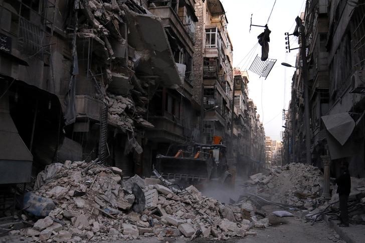 © Reuters. الجيش السوري يشن "ضربات جوية مركزة" في منطقة حلب