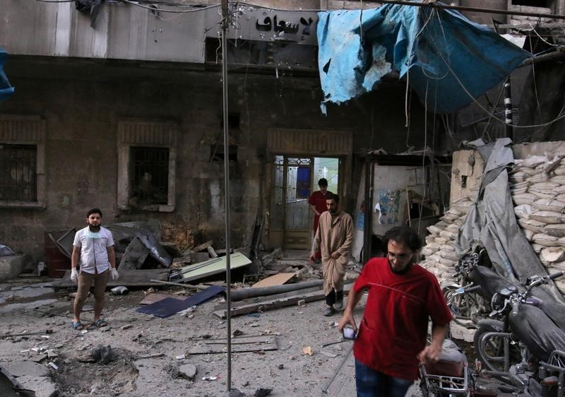 © Reuters. Bombardeos en Alepo alcanzan un hospital y una panadería, dicen residentes