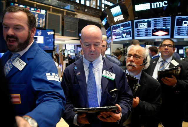 © Reuters. Traders work on the floor of the NYSE