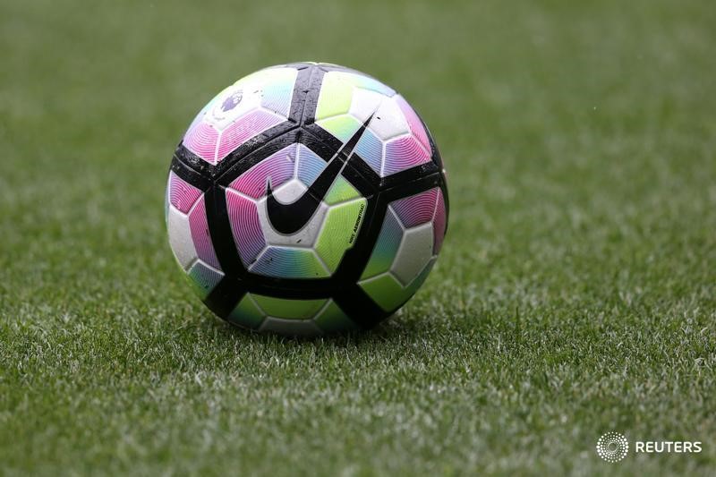 © Reuters. Мяч Nike на газоне стадиона в Бернли