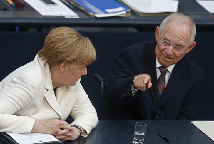 © Reuters. La cancelliera tedesca Angela Merkel e il ministro delle Finanze Wolfgang Schauble