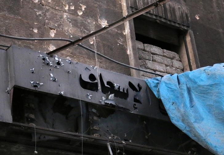 © Reuters. سكان: قصف حلب أصاب مركزا لتوزيع الخبز ومستشفى