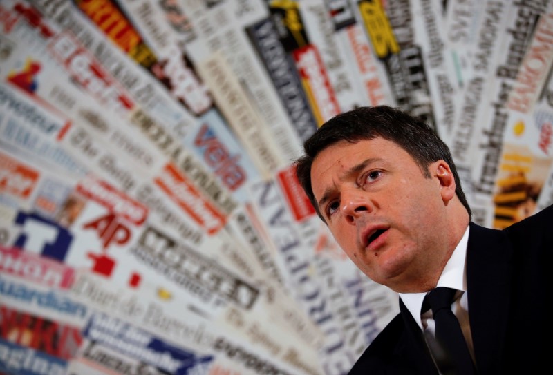 © Reuters. Italy's Prime Minister Matteo Renzi speaks during a news conference with foreign press in Rome