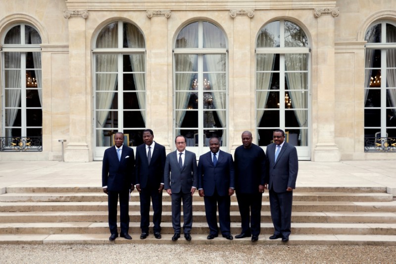 © Reuters. FILE PHOTO - French President Francois Hollande surrounded by African leaders before the opening of a pre-COP21 working lunch at the Elysee Palace in Paris