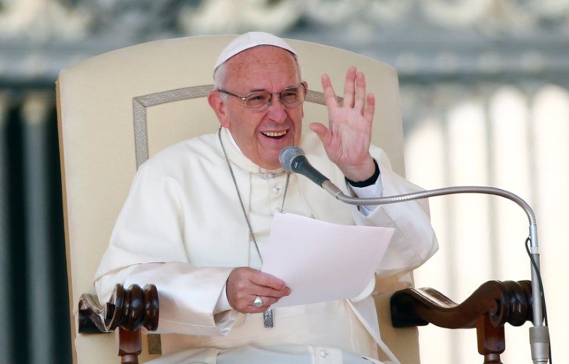 © Reuters. Papa Francisco durante missa no Vaticano