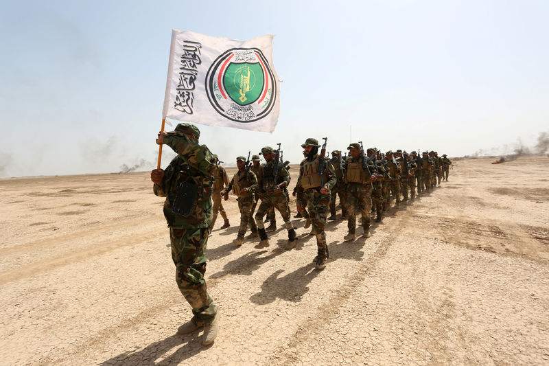 © Reuters. Members of the Shi'ite Badr Organisation undergo training before the upcoming battle to recapture Mosul in Diyala province